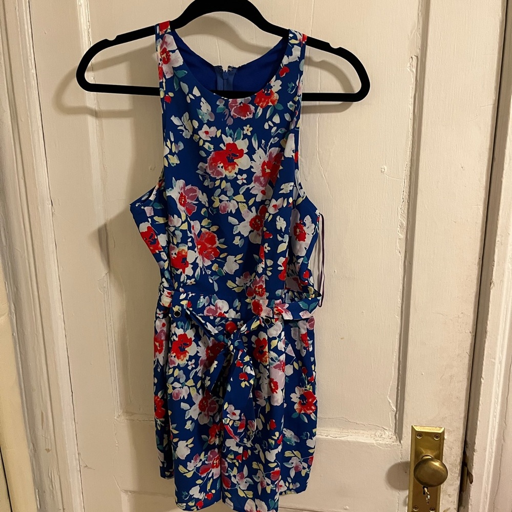 Women’s blue floral romper with bow tie and pockets, NWT